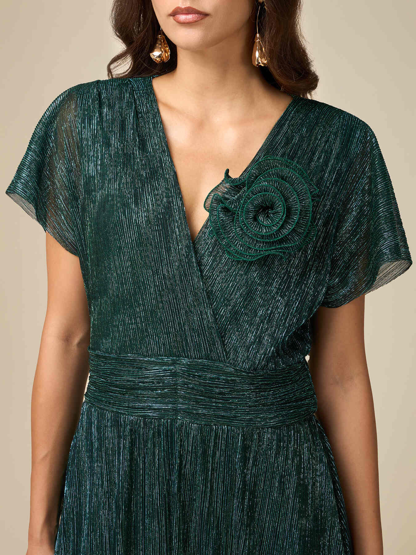 Plissiertes Lurex-Kleid mit Brosche image number 2