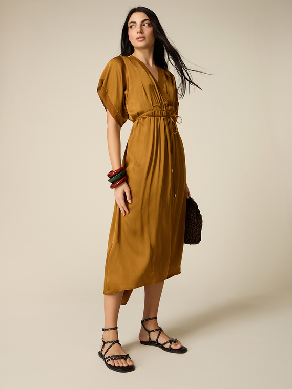 Langes Kleid aus Satin