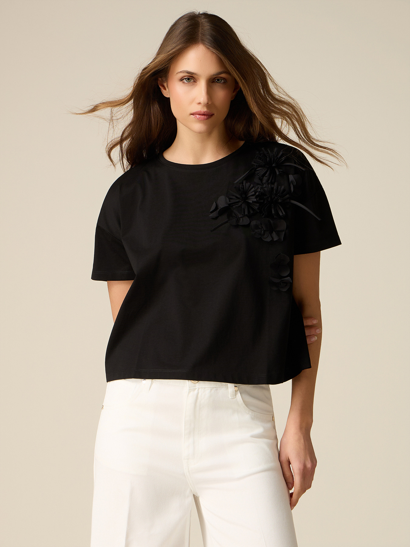 T-shirt with floral appliqu&eacute;s image number 0