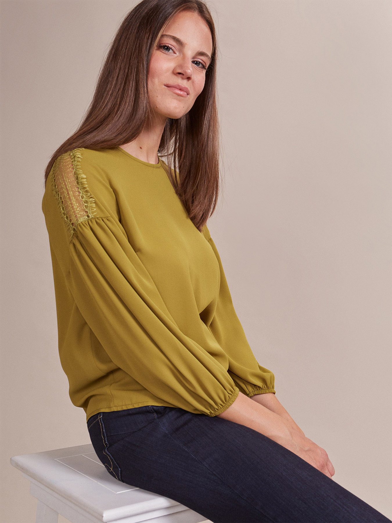 Blusa in creponne con pizzo image number 0