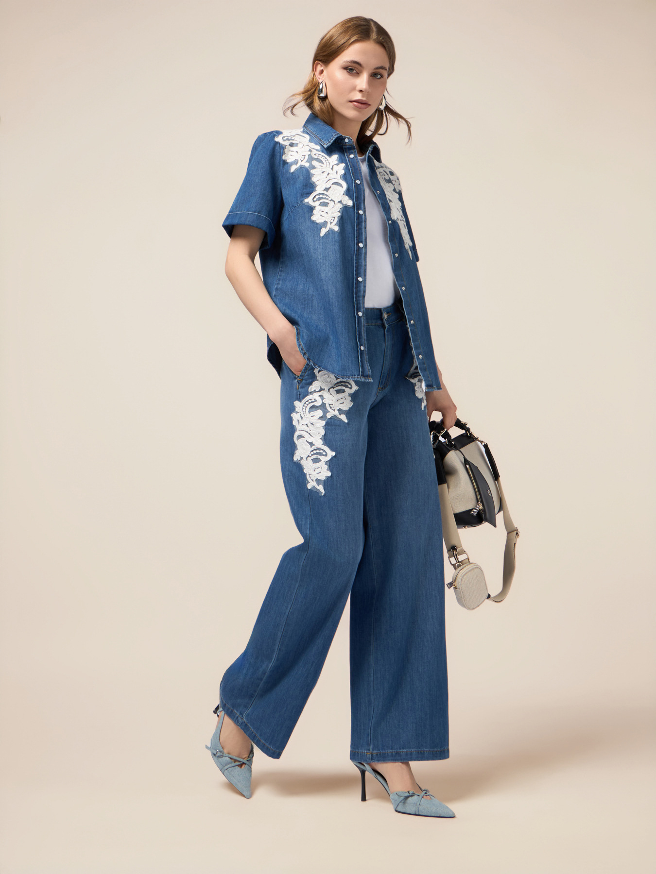 Jeans palazzo con bordados decorativos image number 0