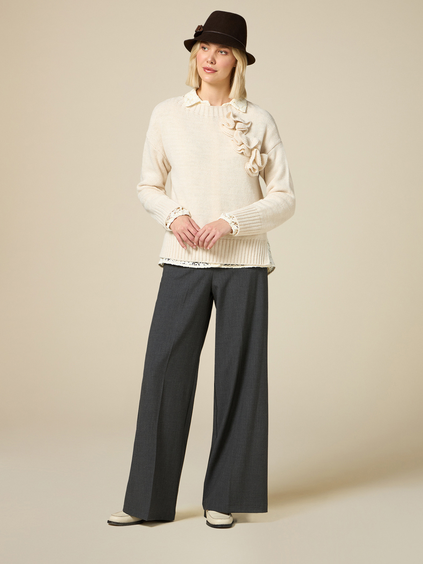 Jersey con flores aplicadas image number 3