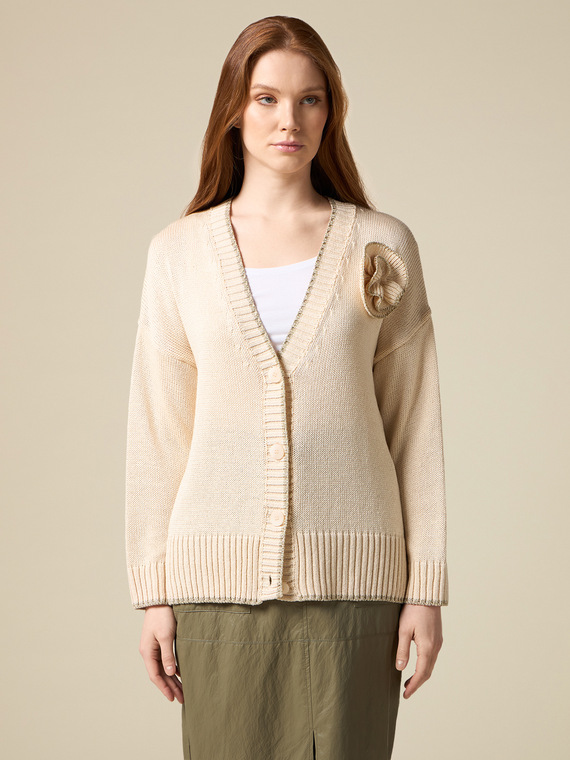 Oversized cardigan with flower brooch