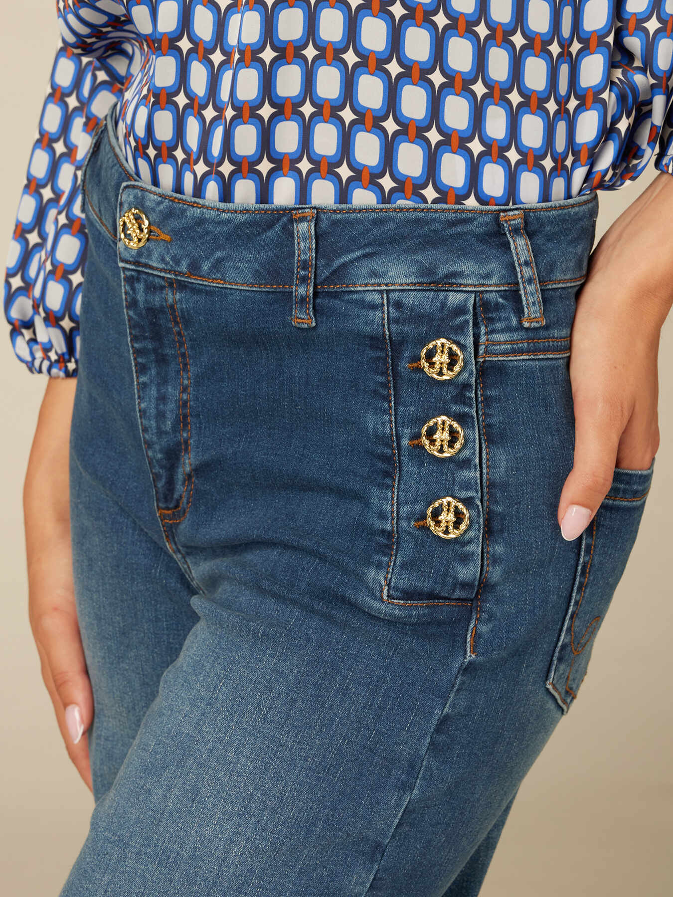 Jeans cropped con dettaglio di bottoni image number 2