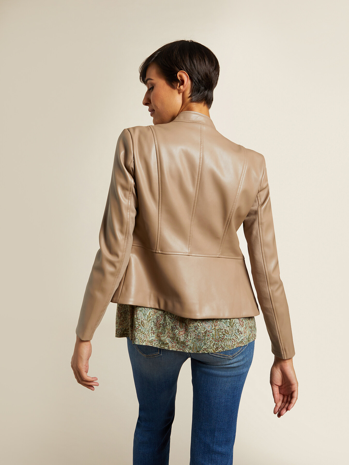 Giubbotto sciancrato effetto pelle image number 2