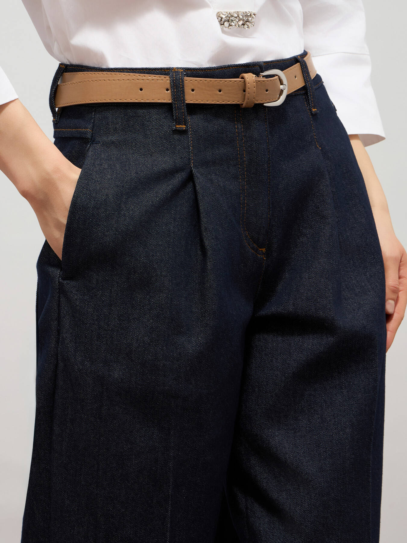 Jeans palazzo de mezclilla con pliegues frontales image number 2