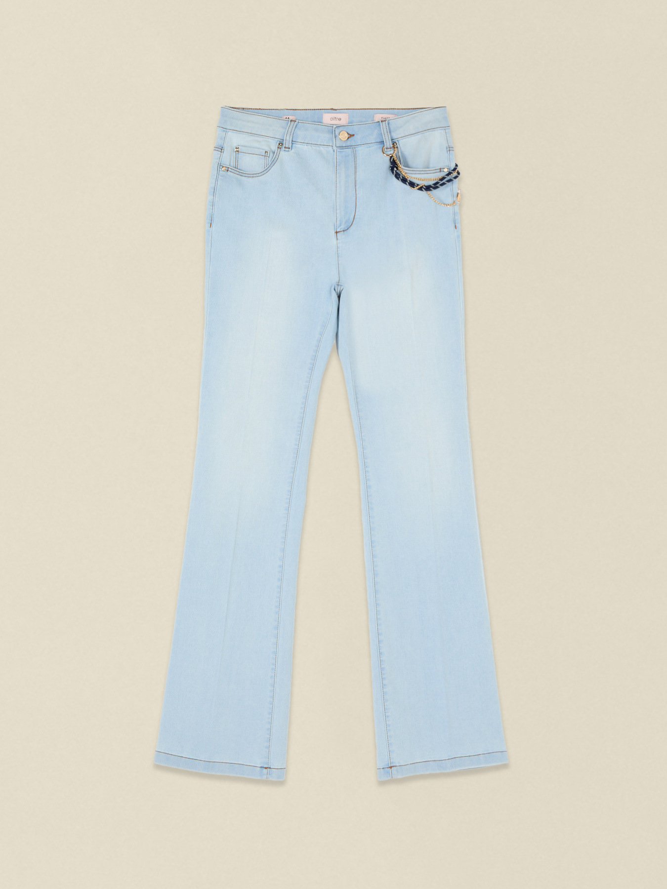 Flared Jeans mit dekorativen Ketten image number 4