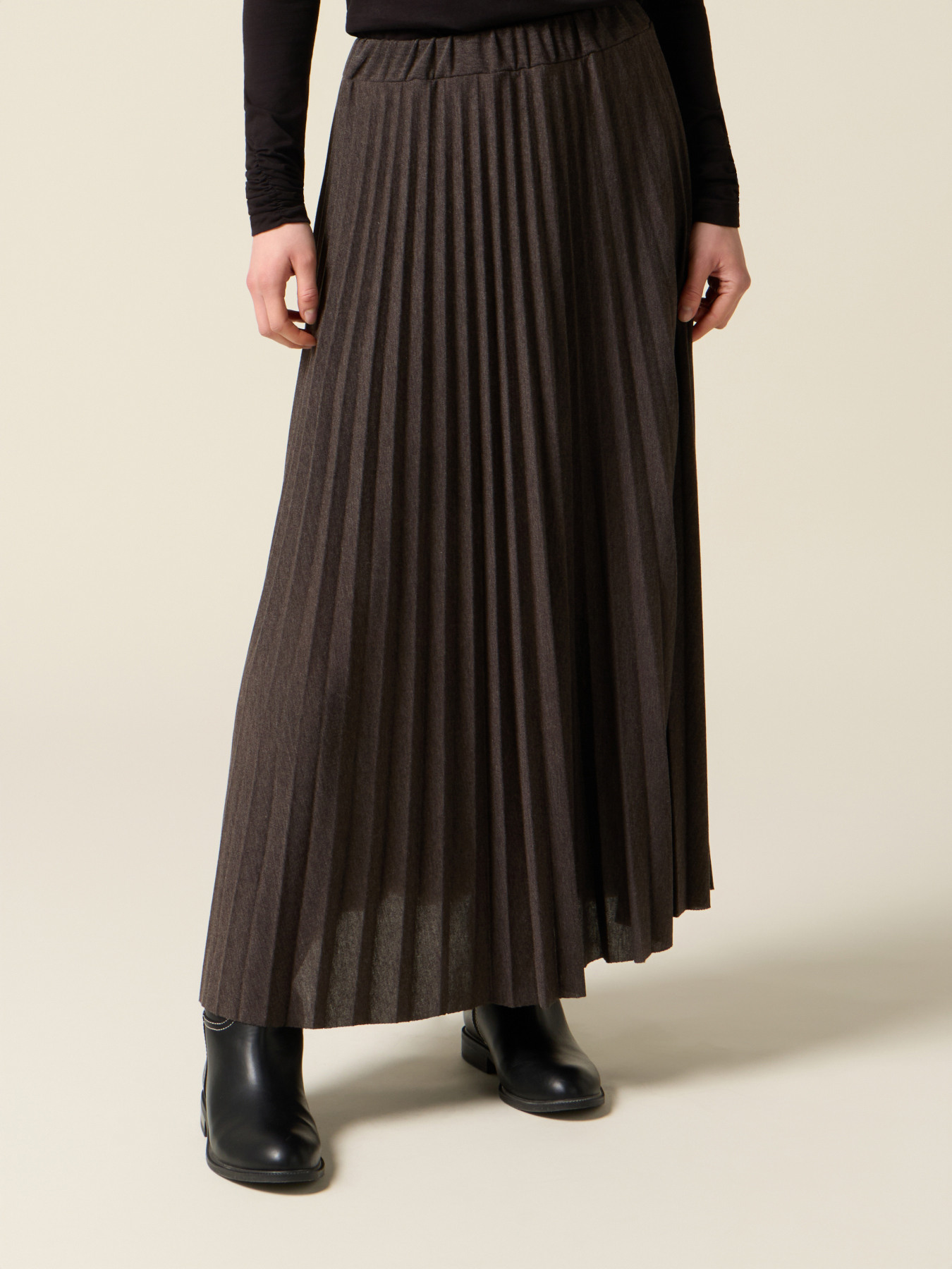 Long pleated skirt image number 3