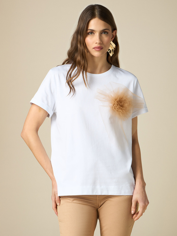 Camiseta con flor de tul