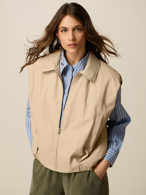 Vest with zip and pockets