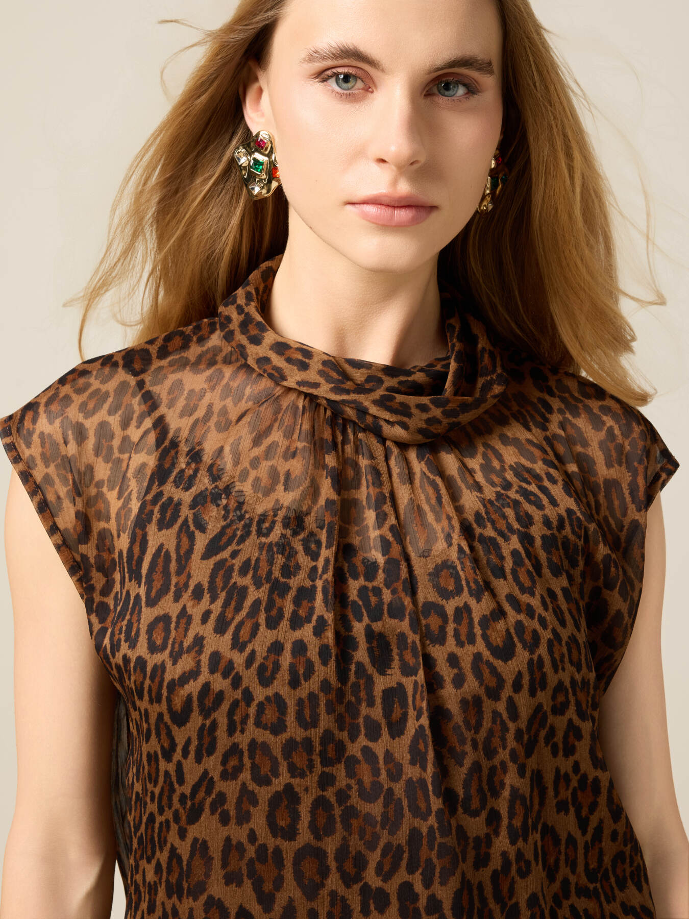 Blusa animal print en tejido crep&eacute; image number 2