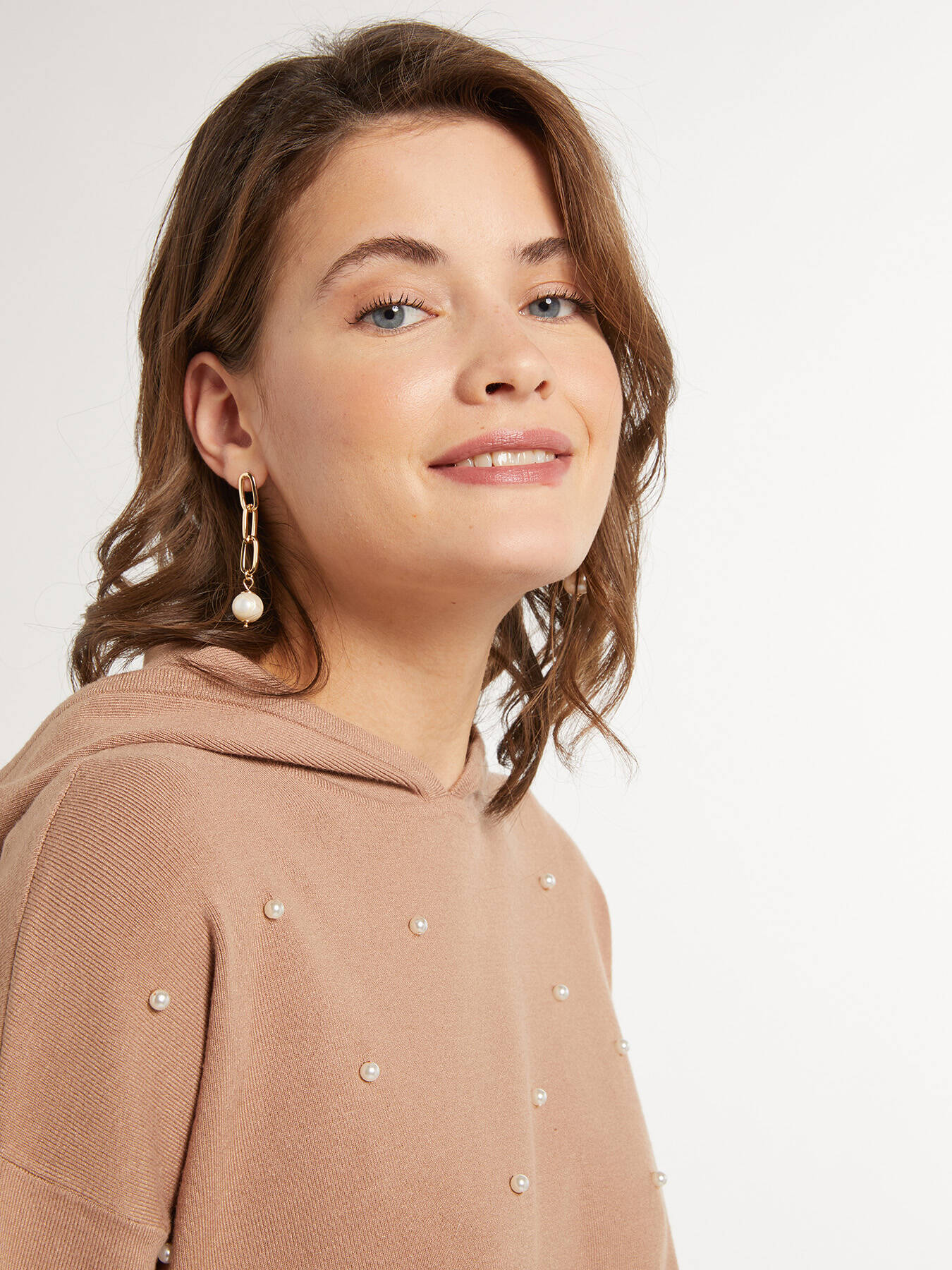 Sweater with hood and beads image number 2