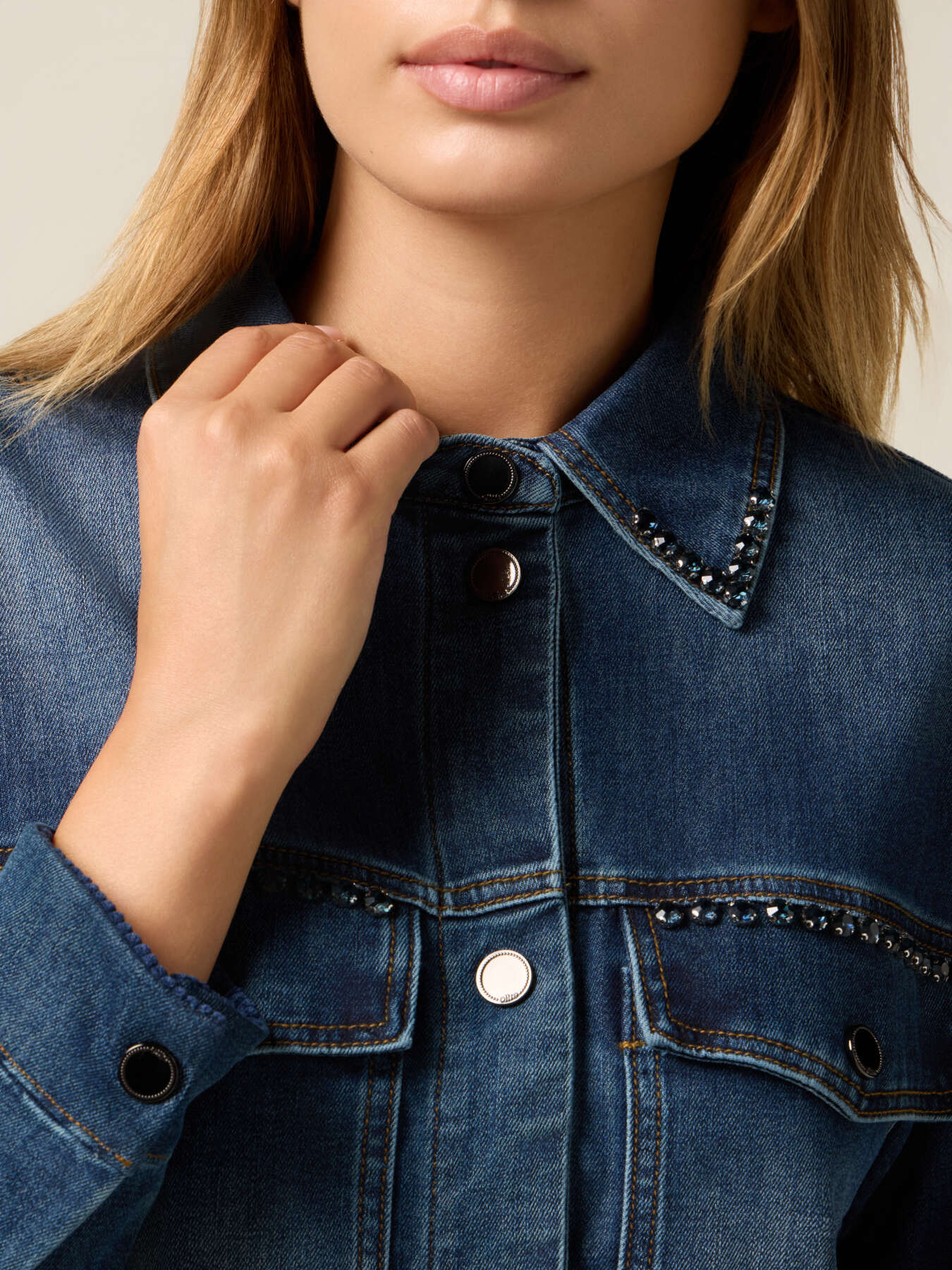 Jeanshemd-Jacke mit Kristallen image number 2
