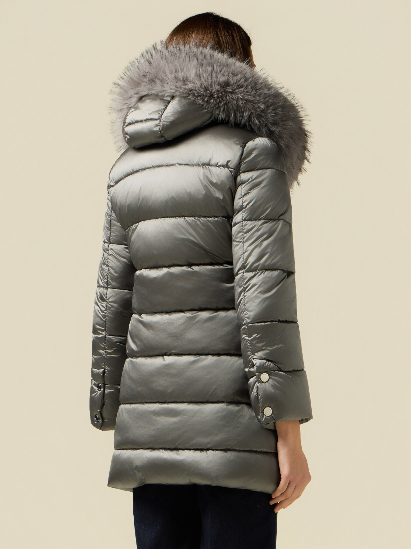 Midi-Daunenjacke mit Kapuze und Pelzbesatz image number 1