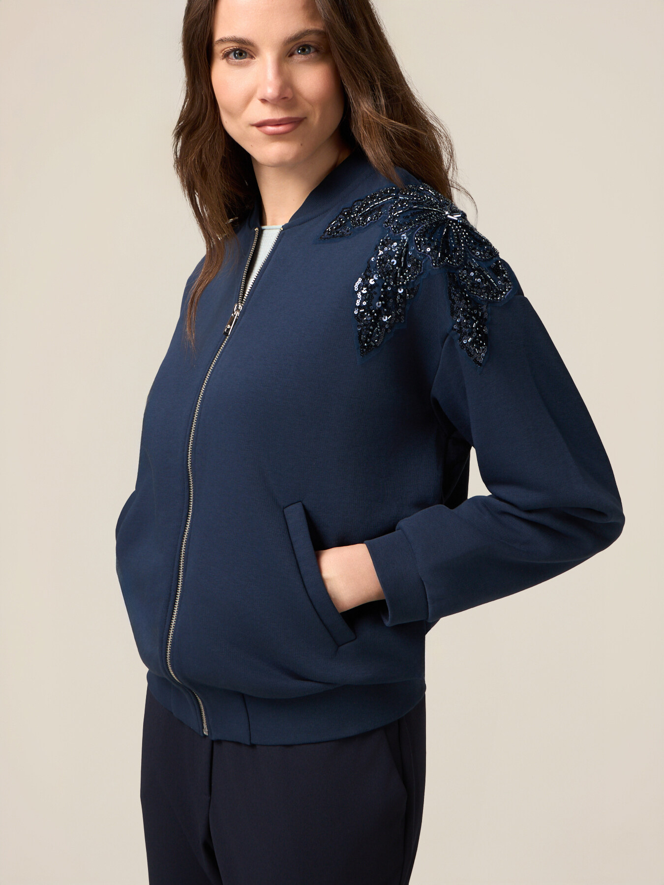 Sudadera con cremallera y bordado de joya image number 0