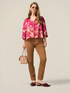Pantaloni chinos con catena decorativa image number 0