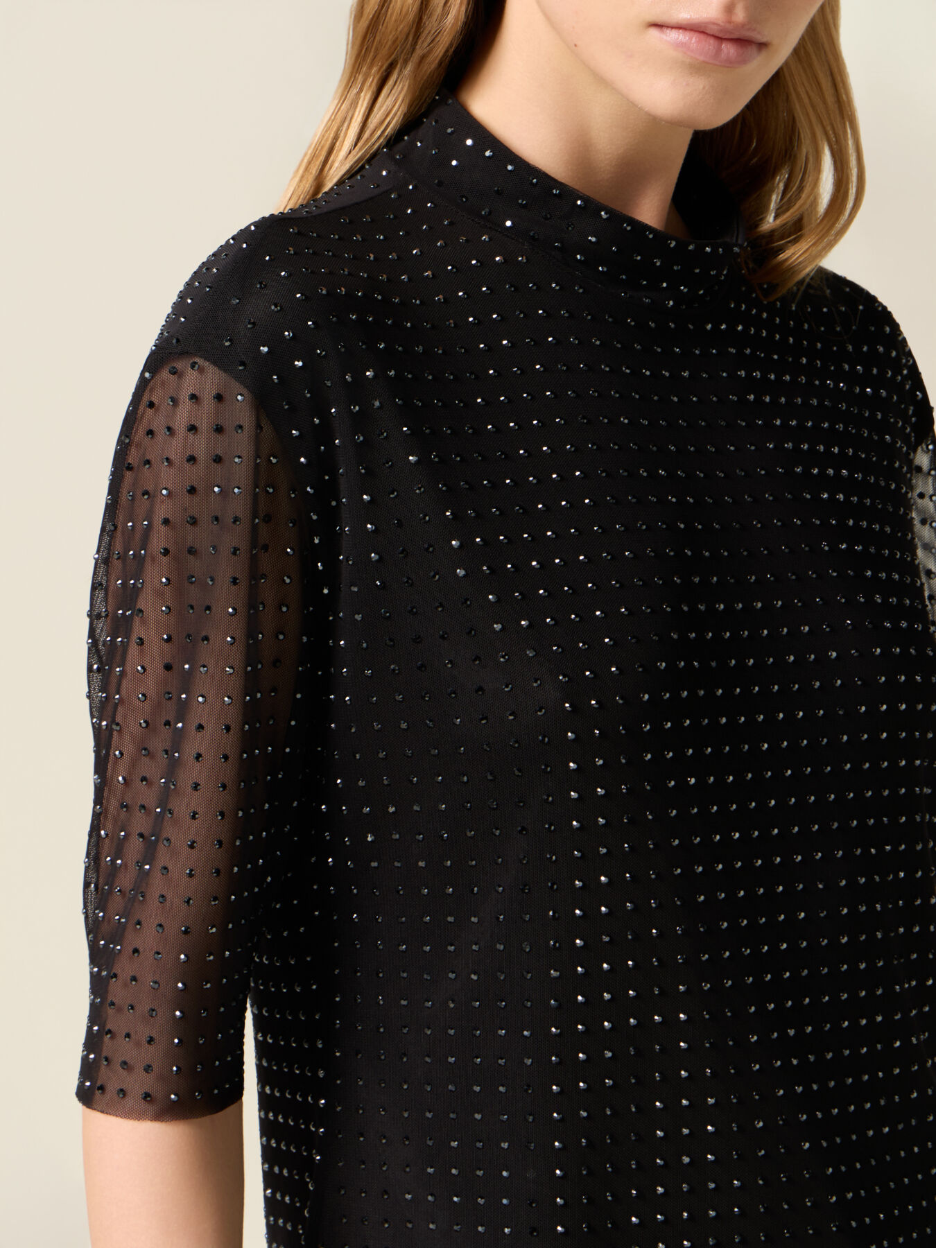 T-shirt in tulle con cristalli neri image number 2