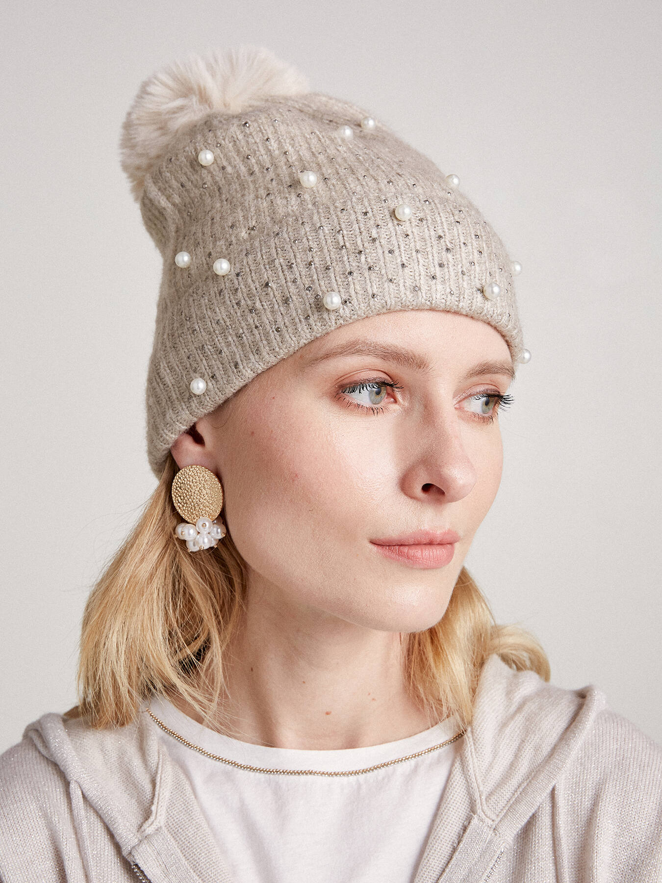Berretto con pon pon e perle image number 2