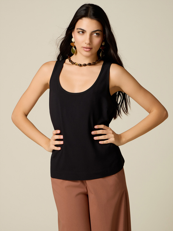 Round neckline top