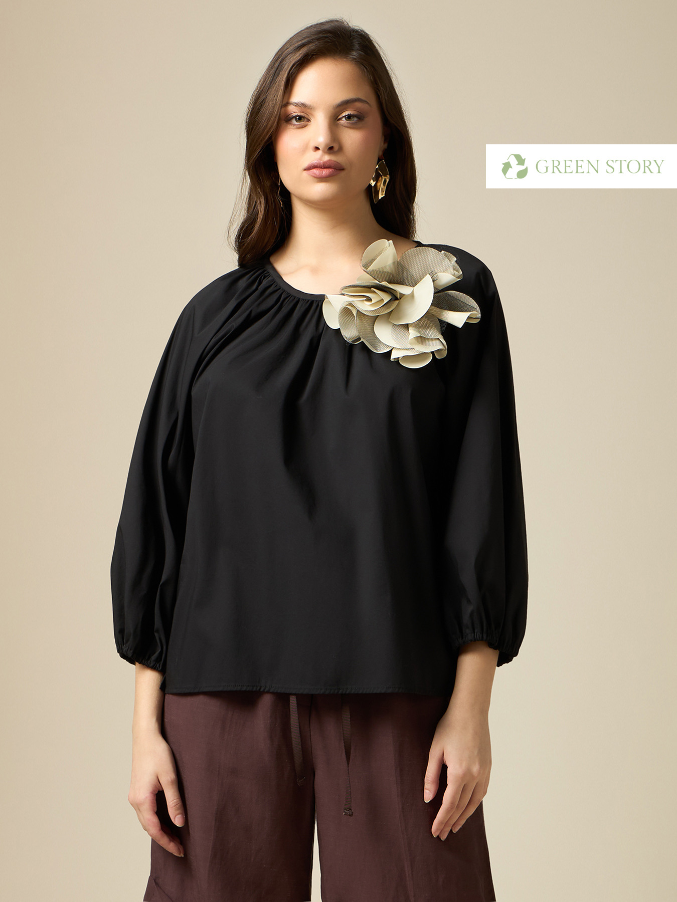 Eco-friendly cotton blouse with brooch image number 0
