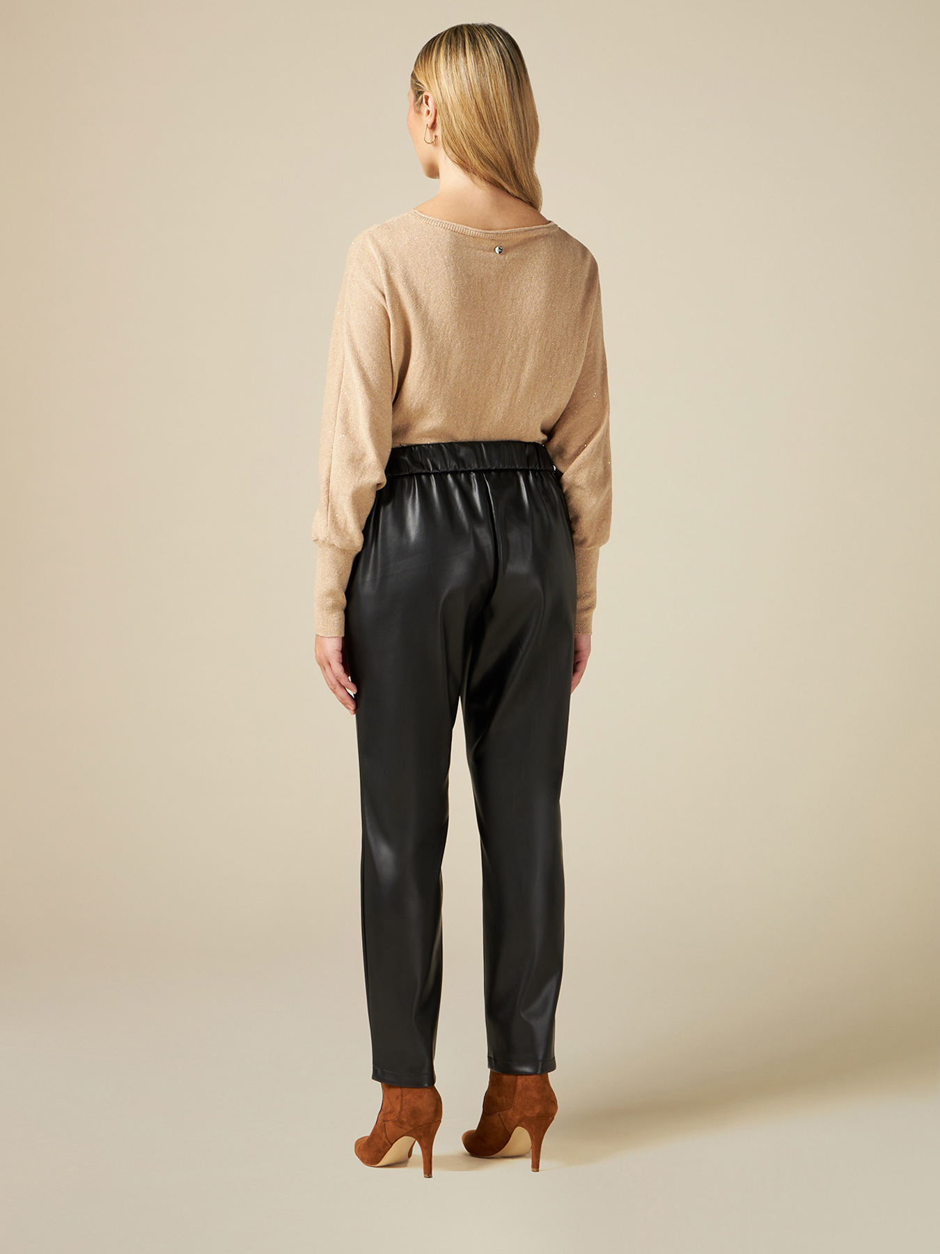 Pantalon jogger effet cuir avec d&eacute;tail cha&icirc;nes image number 1