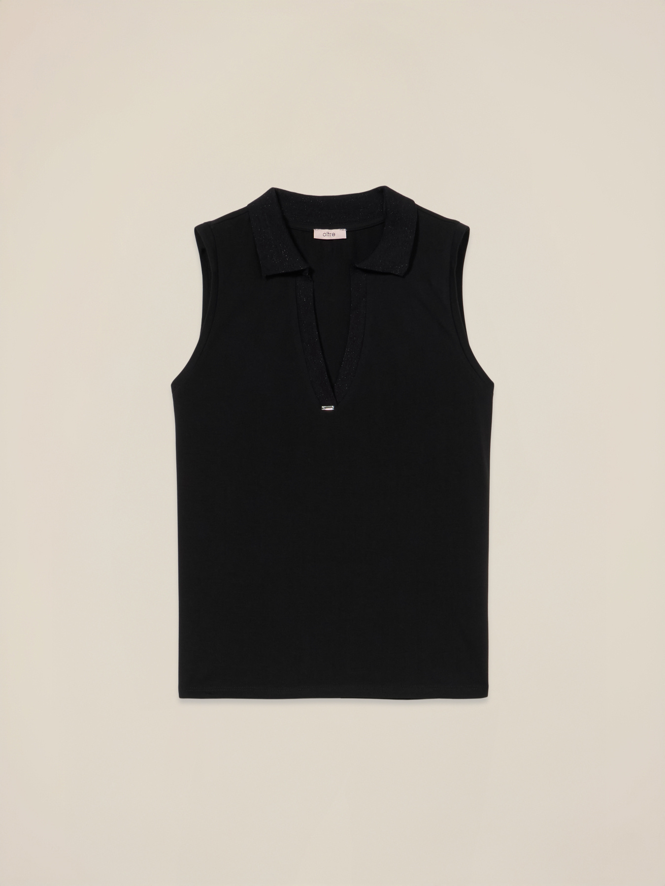 Top con cuello y detalle de joya image number 3