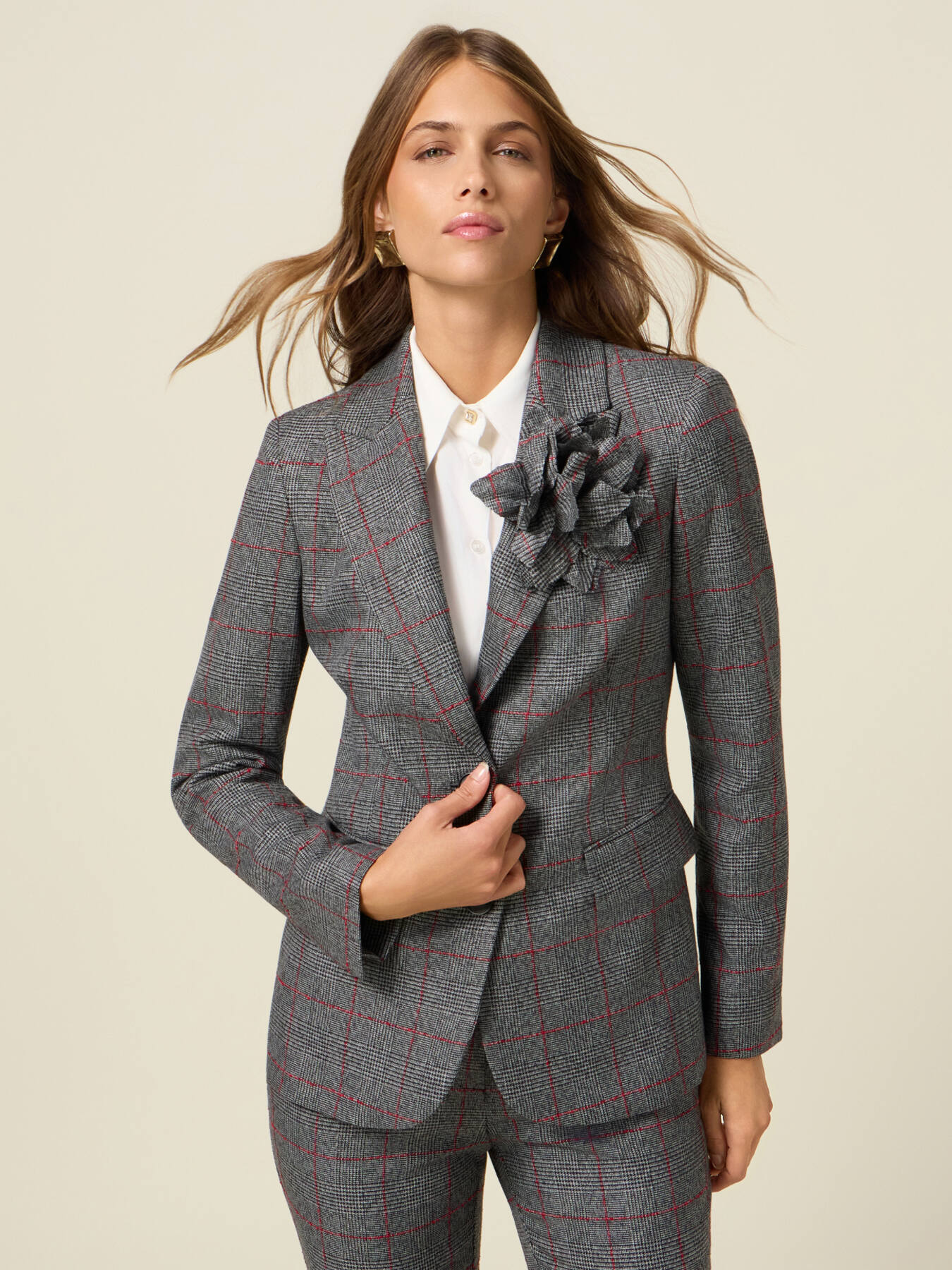 Blazer &agrave; carreaux avec broche image number 1