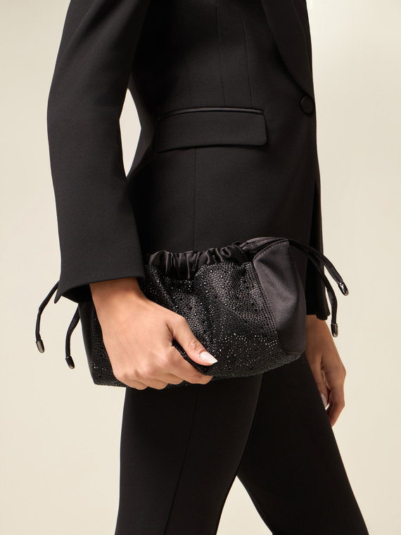 Tasche aus Satin und Kristallen