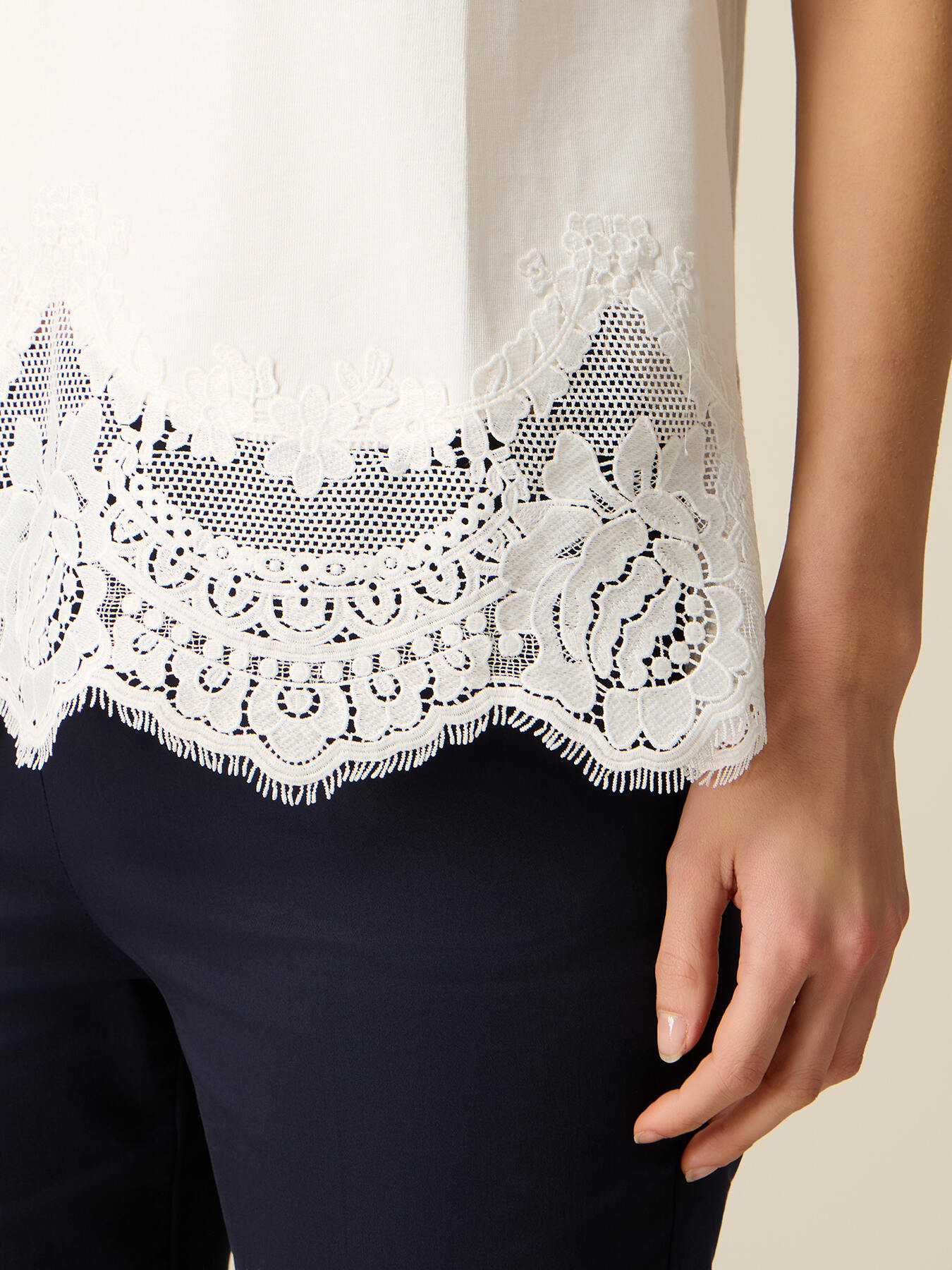 T-shirt in cotone con bordo in pizzo image number 2