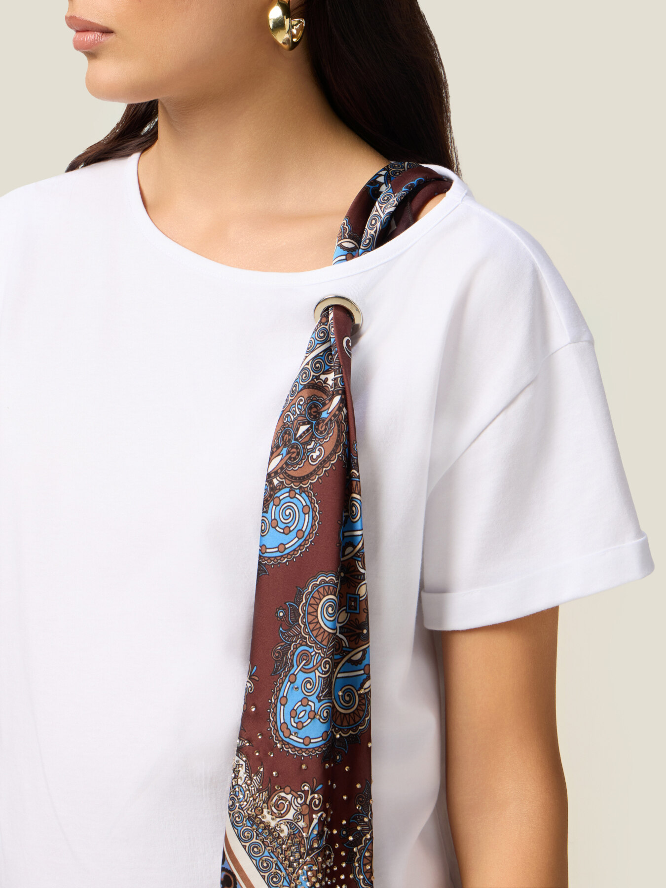 T-shirt con foulard decorativo image number 2