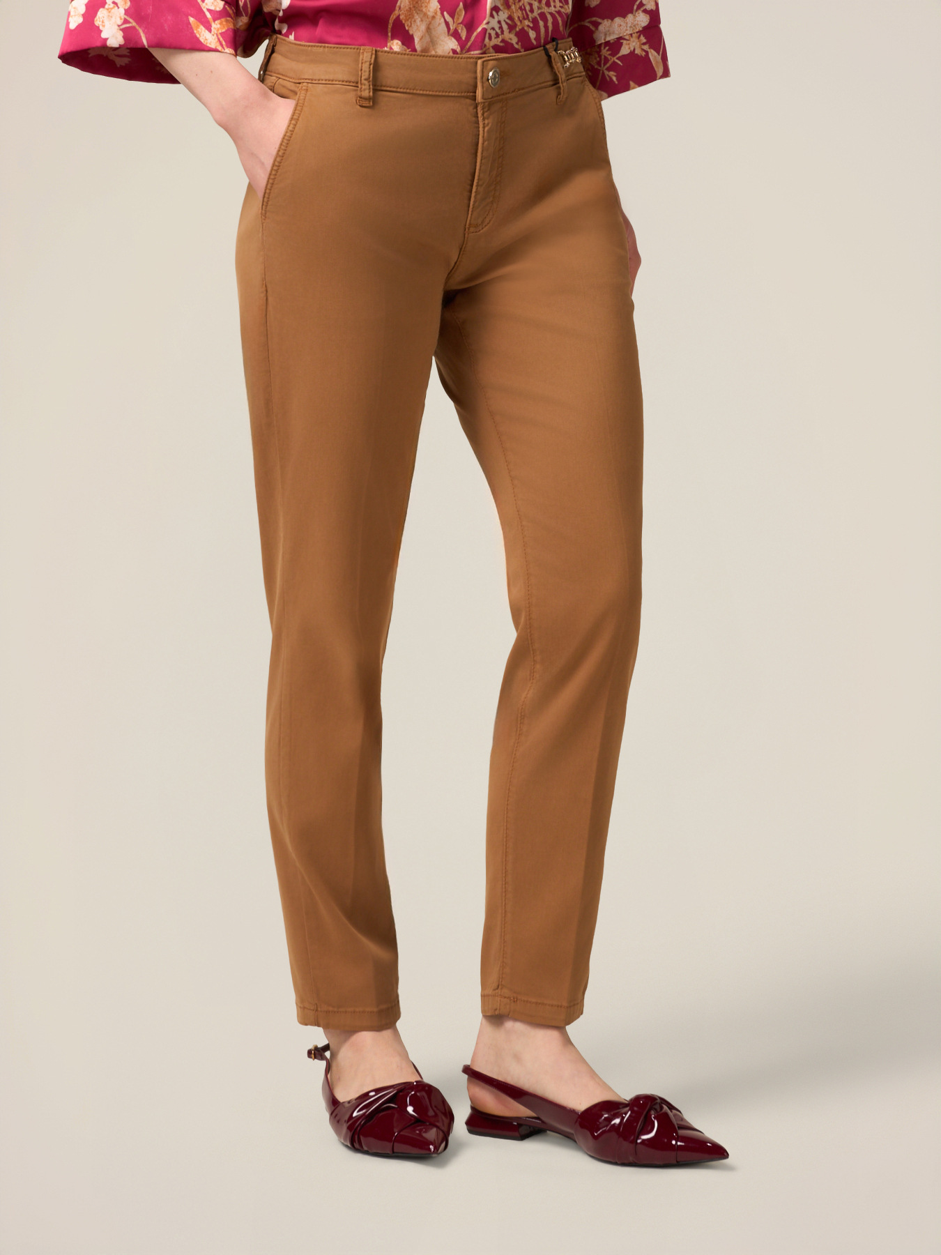 Pantaloni chinos con catena decorativa image number 3