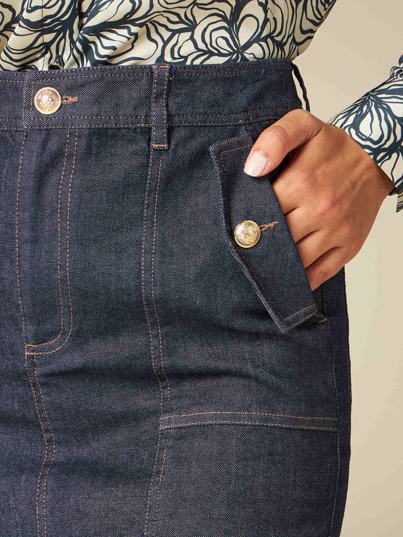 Gonna tubino in denim con bottoni army image number 2