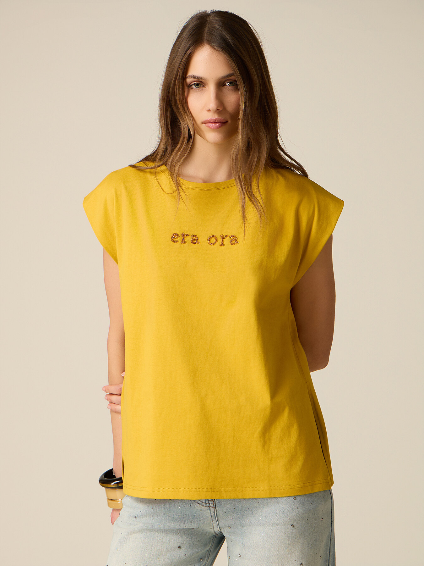 Camiseta con bordado de letras image number 0