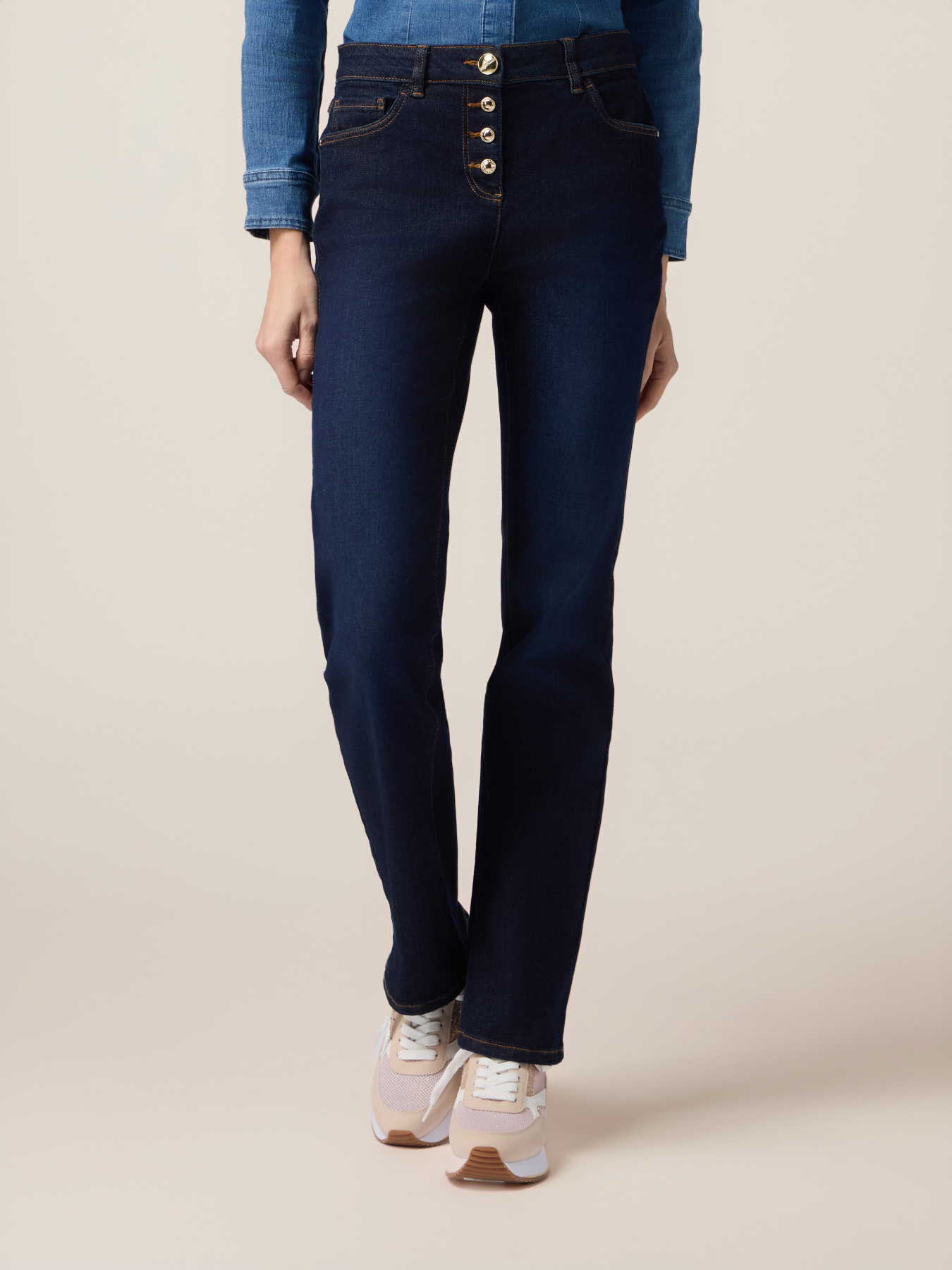 Jeans regular blu rinse con bottoni dorati image number 3