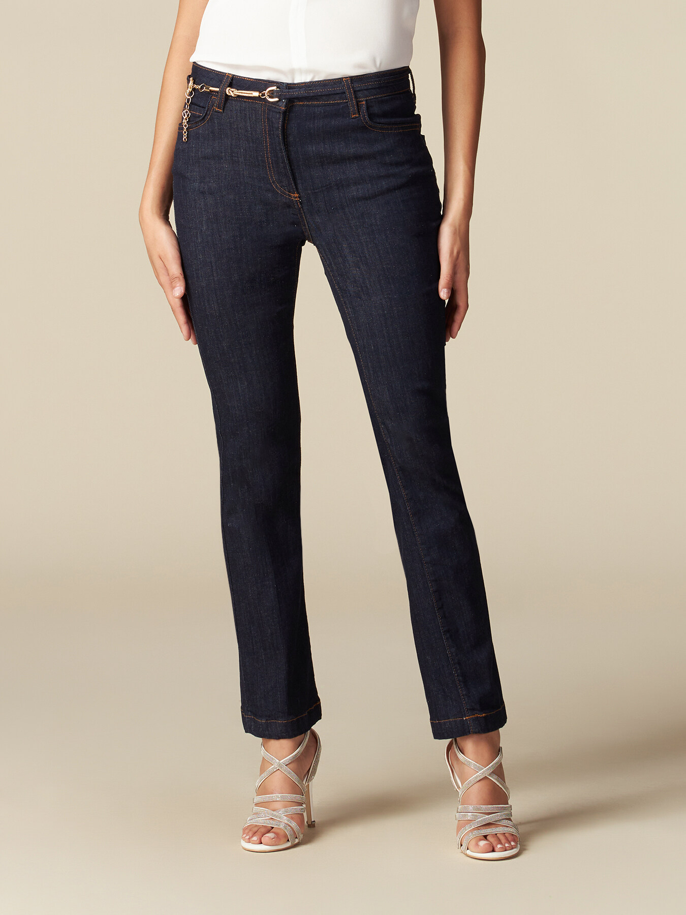 Dunkle Regular Jeans mit Kettendetail image number 3