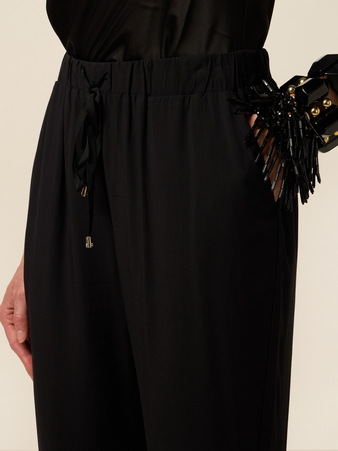 Pantalones fluidos de viscosa image number 2