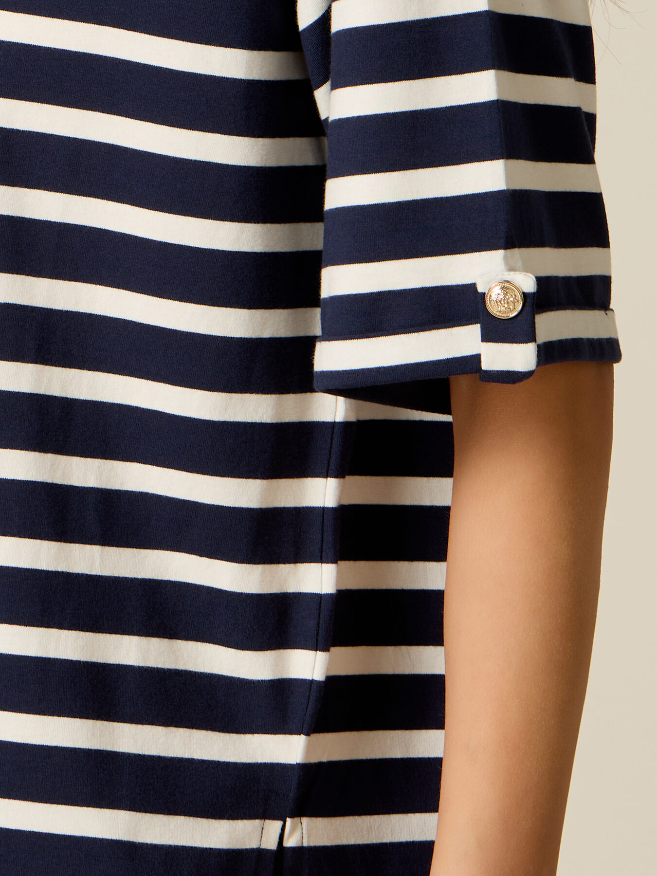 T-shirt over a righe image number 2
