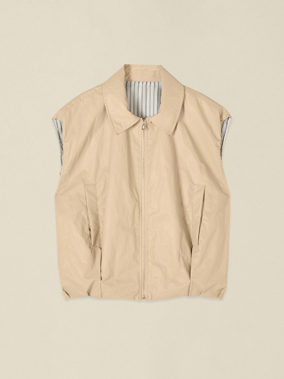 Vest with zip and pockets