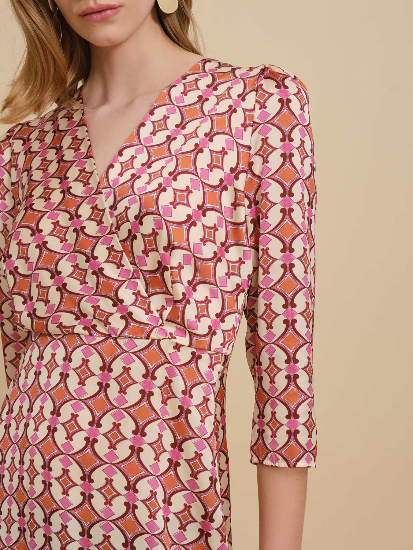 Vestido corto de raso con estampado image number 2
