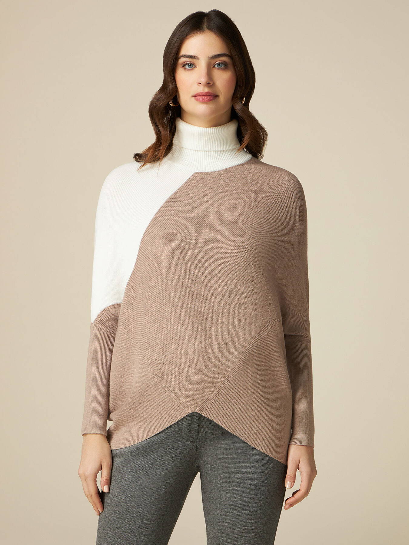 Pull &agrave; col roul&eacute; asym&eacute;trique bicolore image number 0