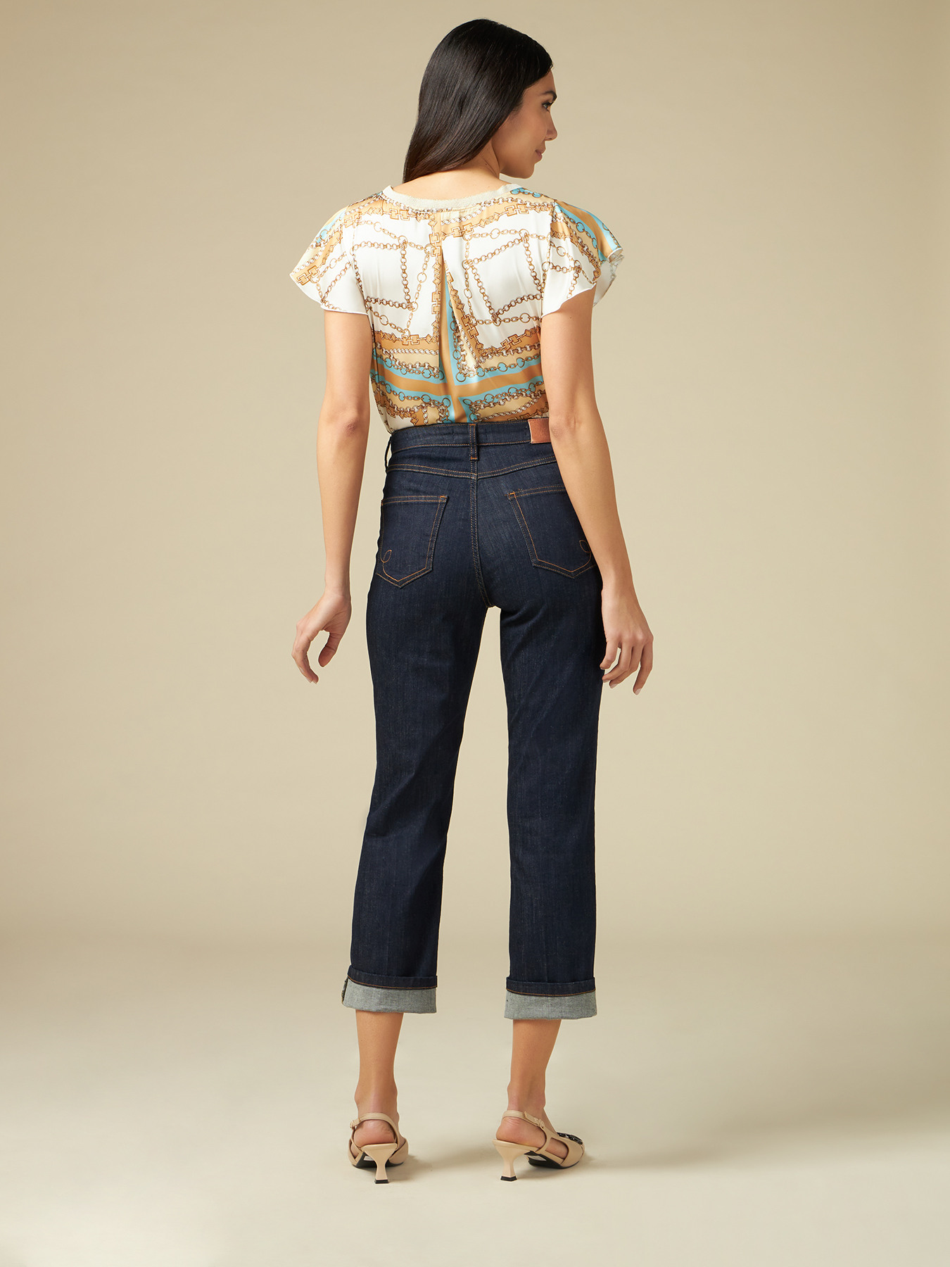 Dunkle Cropped Jeans mit Kettendetails image number 1