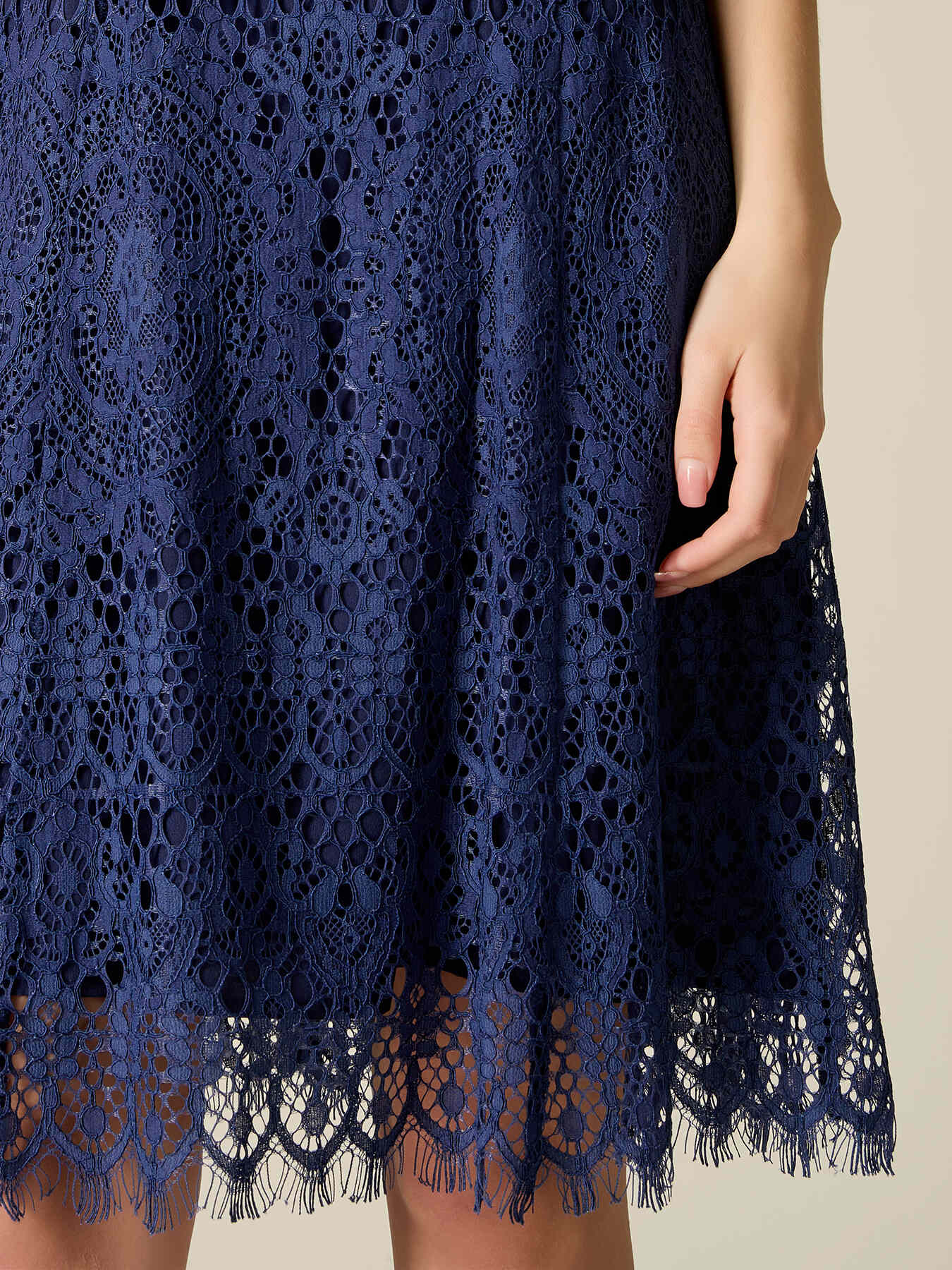 Vestido de encaje con detalle joya image number 2