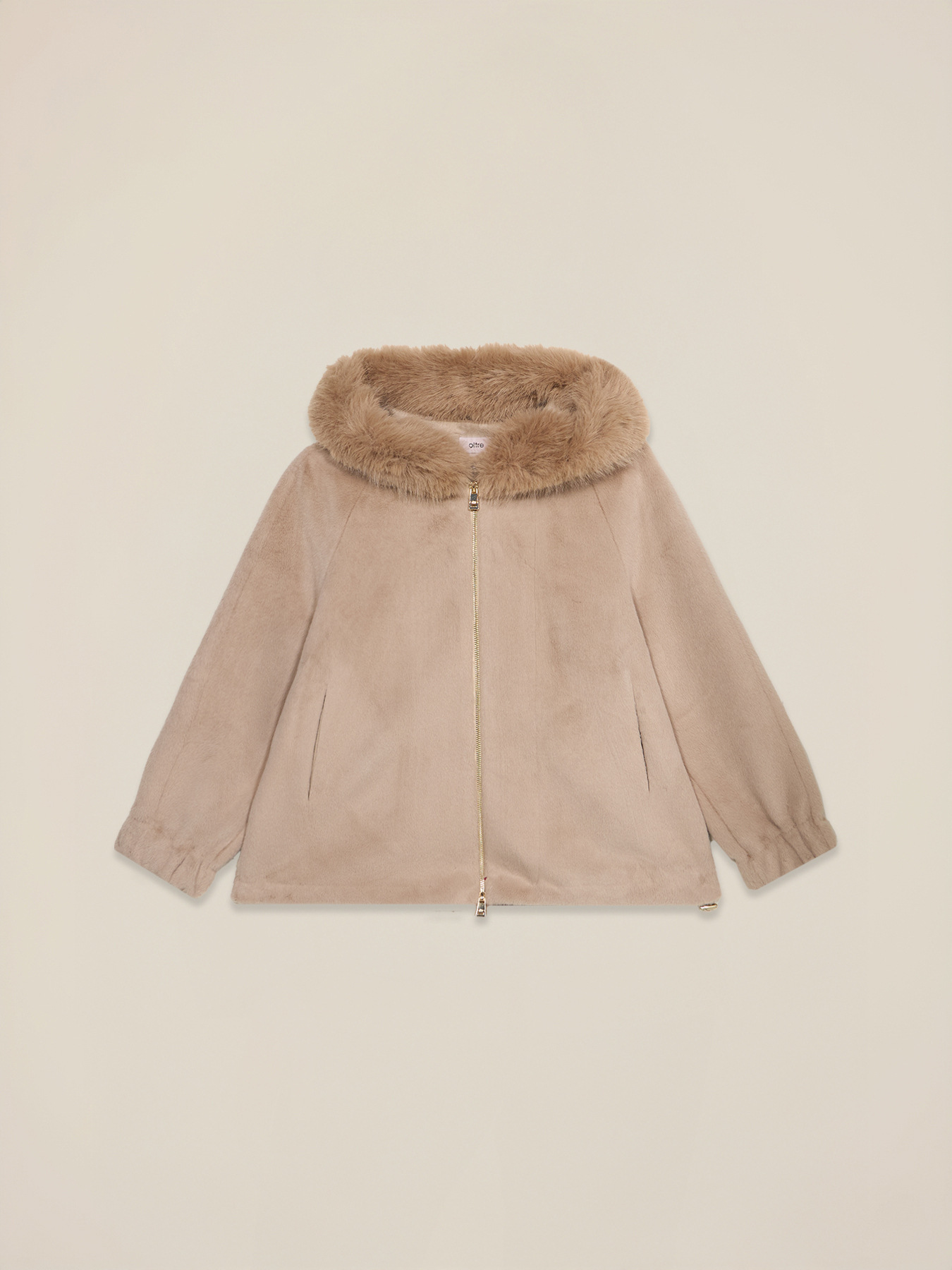 Kurze Jacke in Felloptik mit Kapuze image number 0
