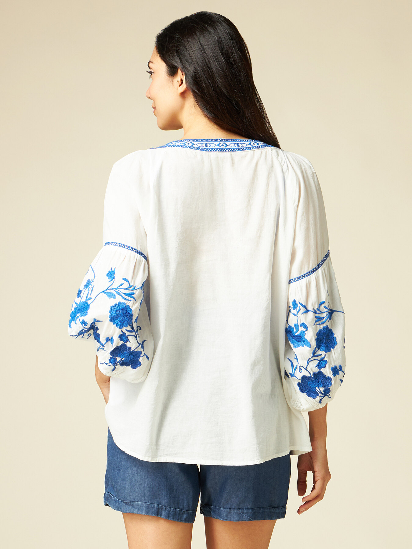 Bluse mit Stickerei image number 1