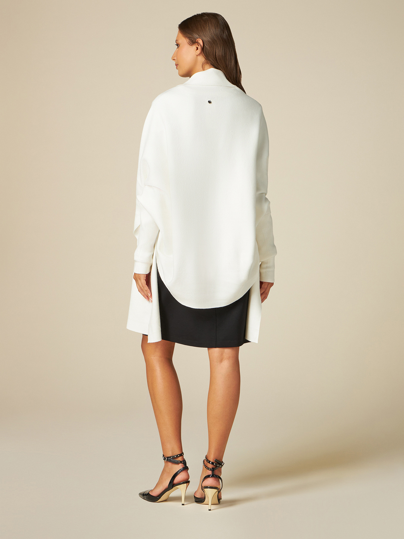 Cappa asimmetrica in maglia image number 1