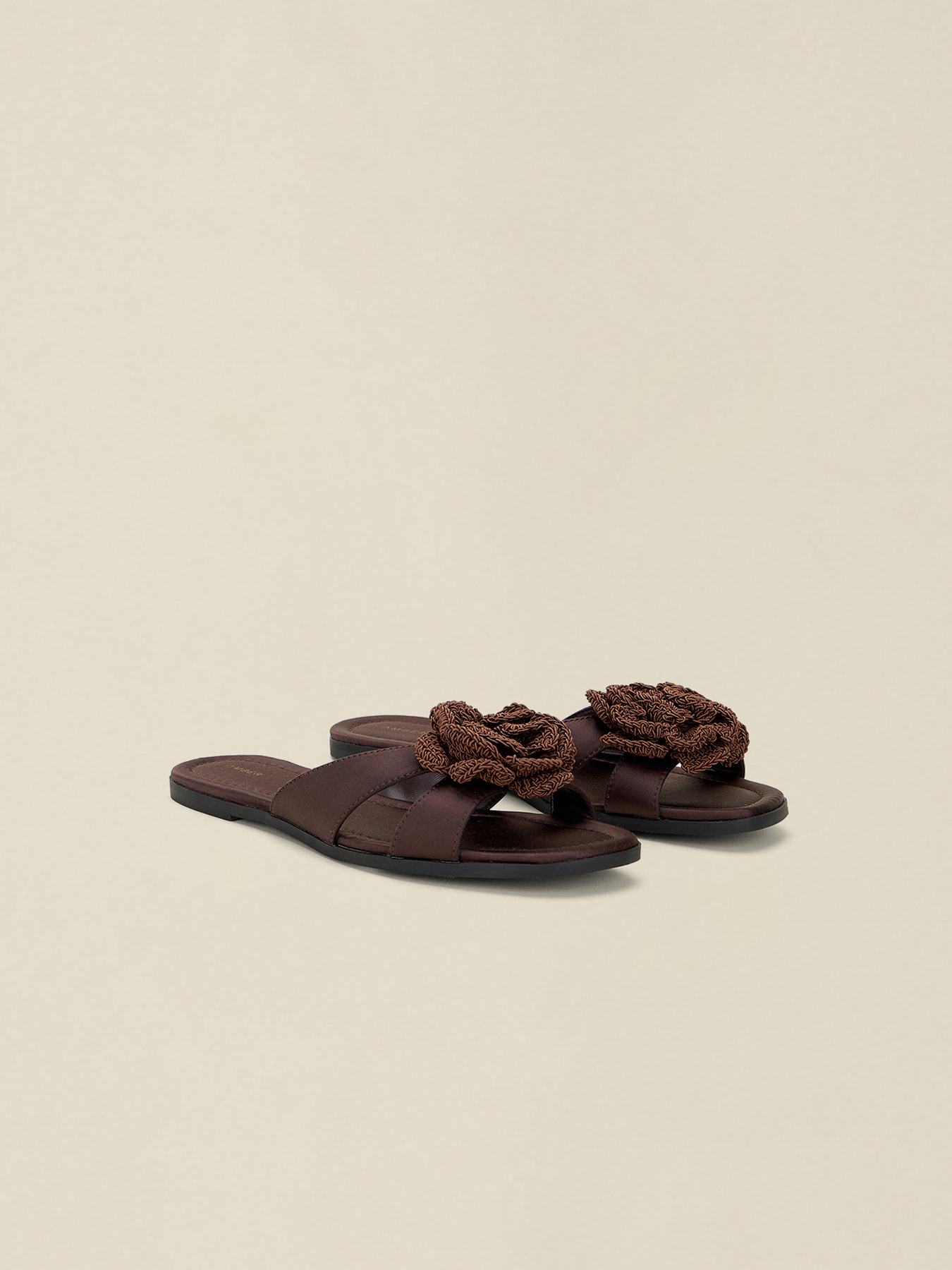 Sandalias planas con flor de crochet image number 2