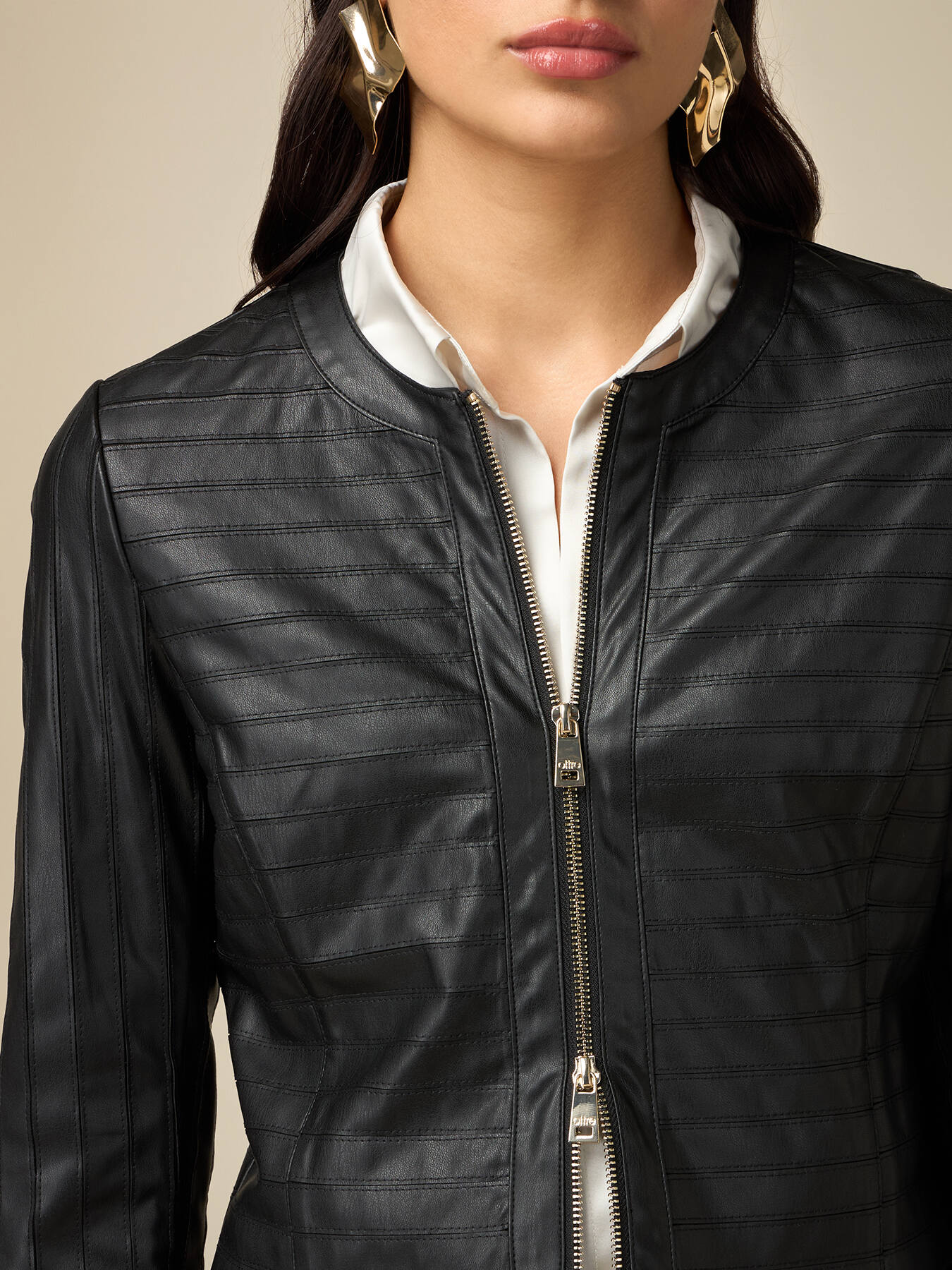 Blouson court avec d&eacute;coupes image number 2