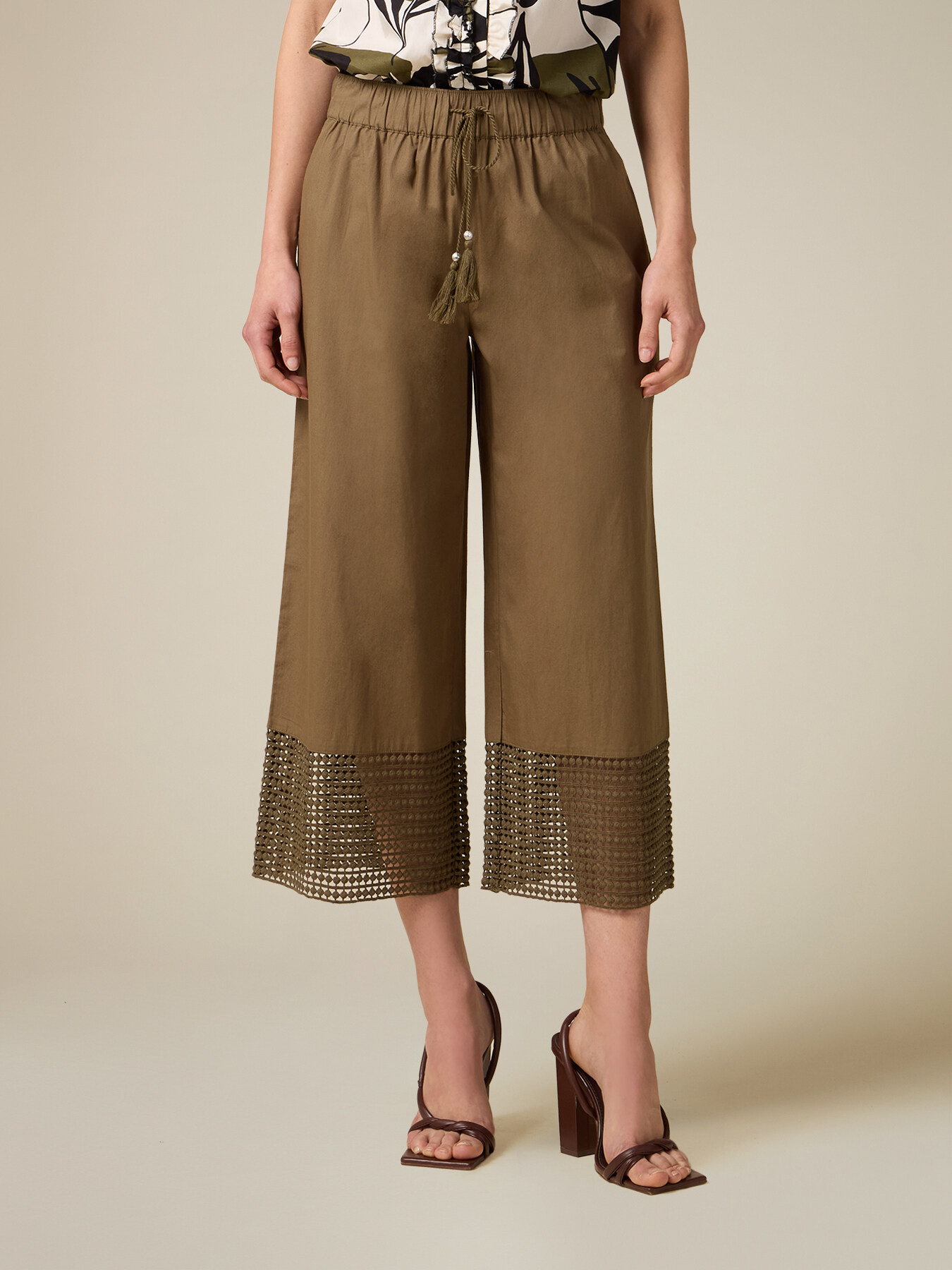 Pantaloni cropped con inserti in macram&eacute; image number 3