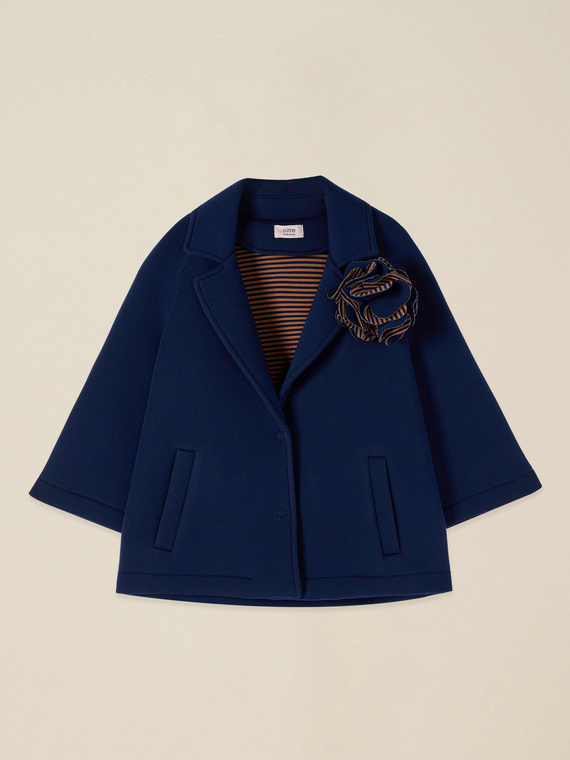 Capa en scuba con broche de flor