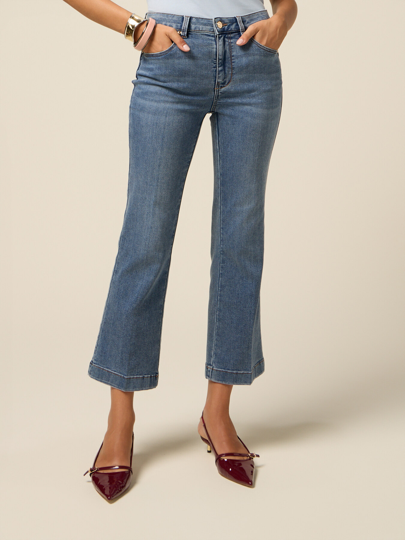 Stone-washed flare jeans image number 3